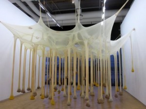 Ernesto Neto (*1964 in Brasilien), We stopped just at the time (2002)