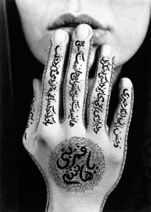 Ohne Titel von Shirin Neshat, mit freundlicher Erlaubnis der Künstlerin und der Gladstone Gallery, New York