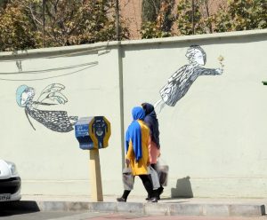 Vor der Mauer der früheren US Botschaft in Teheran (phot. Sophia Hackel 10/16)