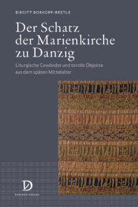 Birgitt Borkopp-Restle. Der Schatz der Marienkirche zu Danzig. Liturgische Gewänder und textile Objekte aus dem Mittelalter mit Gewebeanalysen und Schnittzeichnungen von Ulrike Reichert und Digitalisierung der Zeichnungen von Annette Kniep. Band 1 der Berner Forschungen zur Geschichte der textilen Künste. Herausgegeben von Birgitt Borkopp-Restle. Didymos-Verlag Affalterbach, 2019, 392 Seiten mit 191 farbigen Abbildungen und 156 Graphiken.