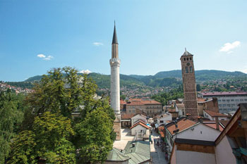 Östlich der neuen Bibliothek Gazi Husrev-beg, die 2014 eröffnet wurde, befindet sich das erste Haus der Bibliothek, im Moschee- und Madrasa-Komplex aus dem 16. Jahrhundert, der von Husrev-beg erbaut wurde. Die Hügel rund um die Stadt, die während der Belagerung von Sarajevo Scharfschützen hielten, sind heute eine Postkartenkulisse für die Altstadt von Sarajevo.